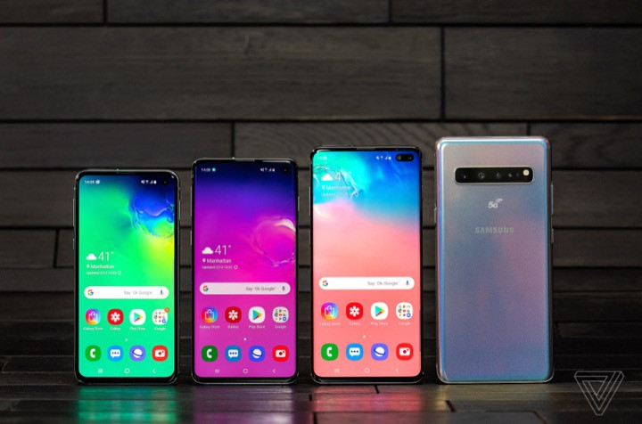 Tiếp nối truyền thống nâng cấp lớn mỗi 2 thế hệ, Samsung ra mắt Galaxy S10 vào năm ngoái với nhiều thay đổi rõ rệt. Thay vì 2 phiên bản, S10 có tới 4 phiên bản khác nhau. Bên cạnh S10 và S10+, chúng ta có thêm S10e và S10 5G. Tất cả trang bị chip Snapdragon 855/Exynos 9820 nhưng có thiết kế, camera và giá bán khác nhau. Trên dòng S10, công ty Hàn Quốc đã trang bị màn hình viền mỏng hơn S9, góc trên bên phải là lỗ khuyết cho camera selfie, cảm biến vân tay trong màn hình (trừ S10e), 2 camera sau cho S10e, 3 camera cho S10/S10+ và 4 camera cho S10 5G. Ảnh: The Verge.