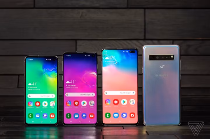 Tiếp nối truyền thống nâng cấp lớn mỗi 2 thế hệ, Samsung ra mắt Galaxy S10 vào năm ngoái với nhiều thay đổi rõ rệt. Thay vì 2 phiên bản, S10 có tới 4 phiên bản khác nhau. Bên cạnh S10 và S10+, chúng ta có thêm S10e và S10 5G. Tất cả trang bị chip Snapdragon 855/Exynos 9820 nhưng có thiết kế, camera và giá bán khác nhau. Trên dòng S10, công ty Hàn Quốc đã trang bị màn hình viền mỏng hơn S9, góc trên bên phải là lỗ khuyết cho camera selfie, cảm biến vân tay trong màn hình (trừ S10e), 2 camera sau cho S10e, 3 camera cho S10/S10+ và 4 camera cho S10 5G. Ảnh: The Verge.