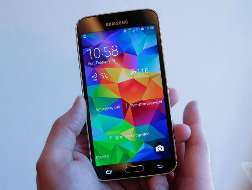 Khi bán ra lần đầu năm 2014, giá của Galaxy S5 là 650 USD. Một số mẫu S5 bị lỗi camera đã khiến Samsung mở chương trình thay thế miễn phí. Ngoài phiên bản chip Exynos 5422, sản phẩm còn có phiên bản dùng Snapdragon 801. Lần đầu tiên Samsung trang bị chip dòng 8xx của Qualcomm trên dòng Galaxy S. Đây cũng là smartphone Android mở đầu trào lưu tích hợp cảm biến vân tay, sau khi Apple ra mắt iPhone 5s trước đó một năm. Ảnh: The Verge.