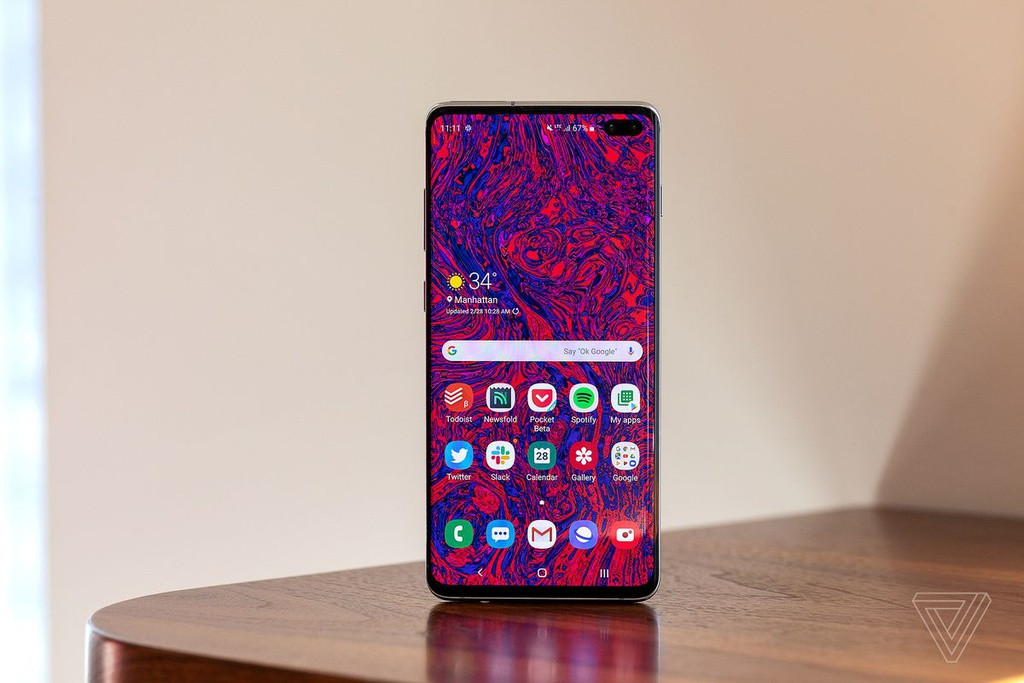 Không chỉ vậy, Samsung vẫn giữ cổng tai nghe 3,5 mm, khe thẻ nhớ microSD và chuẩn kháng nước cho toàn bộ 4 phiên bản S10. Giá bán khởi điểm cho dòng S10 từ 749 USD đến 1.300 USD, đáng chú ý khi phiên bản S10+ có tùy chọn bộ nhớ lên đến 1 TB cho phép thoải mái lưu trữ, không sợ hết dung lượng. Ảnh: The Verge.