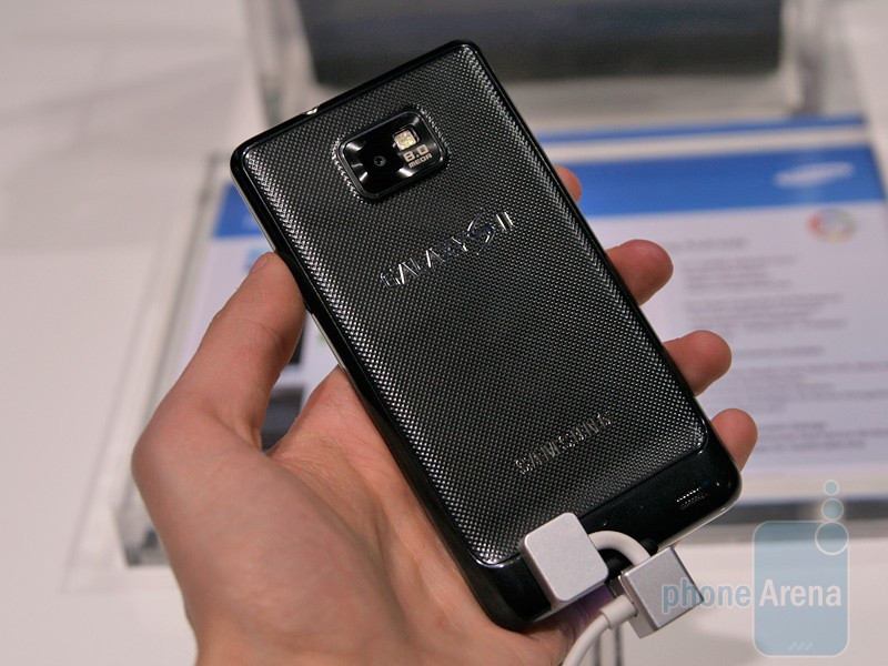 Galaxy S2 cài sẵn hệ điều hành Android 2.3 Gingerbread, phiên bản chính thức cuối cùng là Android 4.1.2 Jelly Bean. Samsung đã bán được 3 triệu chiếc S2 chỉ sau 55 ngày lên kệ. Trong quý III/2011, lần đầu tiên Samsung vượt qua Apple về doanh số smartphone với thị phần 23,8% (Apple là 14,6%). Khi bán ra, Galaxy S2 có giá 550 USD. Ảnh: PhoneArena.