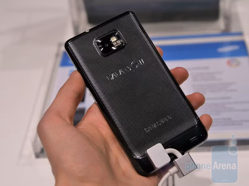 Galaxy S2 cài sẵn hệ điều hành Android 2.3 Gingerbread, phiên bản chính thức cuối cùng là Android 4.1.2 Jelly Bean. Samsung đã bán được 3 triệu chiếc S2 chỉ sau 55 ngày lên kệ. Trong quý III/2011, lần đầu tiên Samsung vượt qua Apple về doanh số smartphone với thị phần 23,8% (Apple là 14,6%). Khi bán ra, Galaxy S2 có giá 550 USD. Ảnh: PhoneArena.