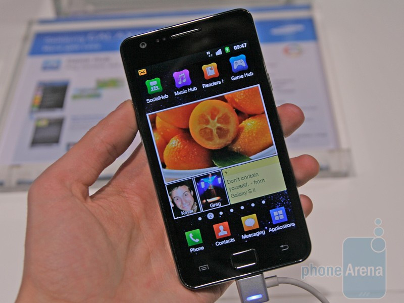 Tiếp nối thành công, Galaxy S2 ra mắt sau đó một năm với số phiên bản còn nhiều hơn đời trước. Phiên bản toàn cầu của S2 có nút Home vật lý nằm giữa 2 nút điều hướng cảm ứng và chip xử lý TI OMAP, trong khi một số phiên bản có toàn 4 nút cảm ứng, chip xử lý Snapdragon S3. Doanh số của Galaxy S2 đã vượt qua thế hệ trước, với 40 triệu chiếc được bán ra trên toàn cầu. Ảnh: PhoneArena.