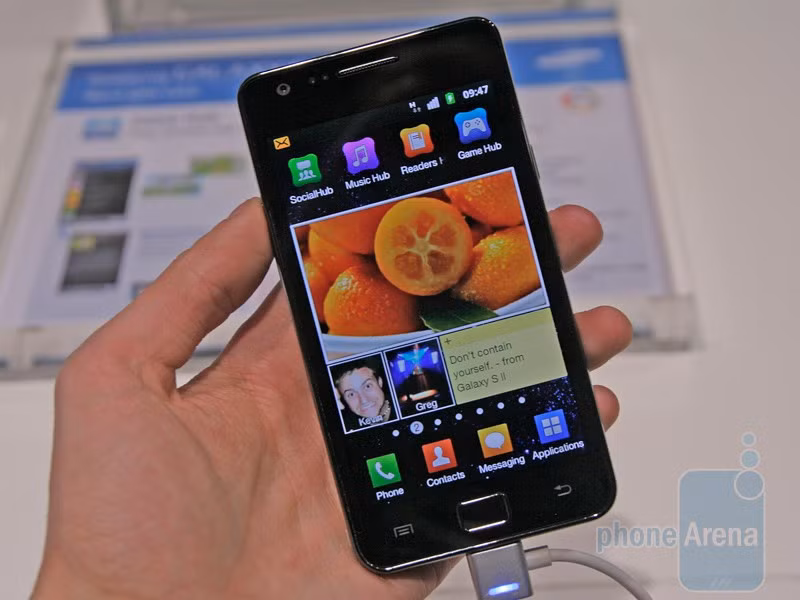 Tiếp nối thành công, Galaxy S2 ra mắt sau đó một năm với số phiên bản còn nhiều hơn đời trước. Phiên bản toàn cầu của S2 có nút Home vật lý nằm giữa 2 nút điều hướng cảm ứng và chip xử lý TI OMAP, trong khi một số phiên bản có toàn 4 nút cảm ứng, chip xử lý Snapdragon S3. Doanh số của Galaxy S2 đã vượt qua thế hệ trước, với 40 triệu chiếc được bán ra trên toàn cầu. Ảnh: PhoneArena.