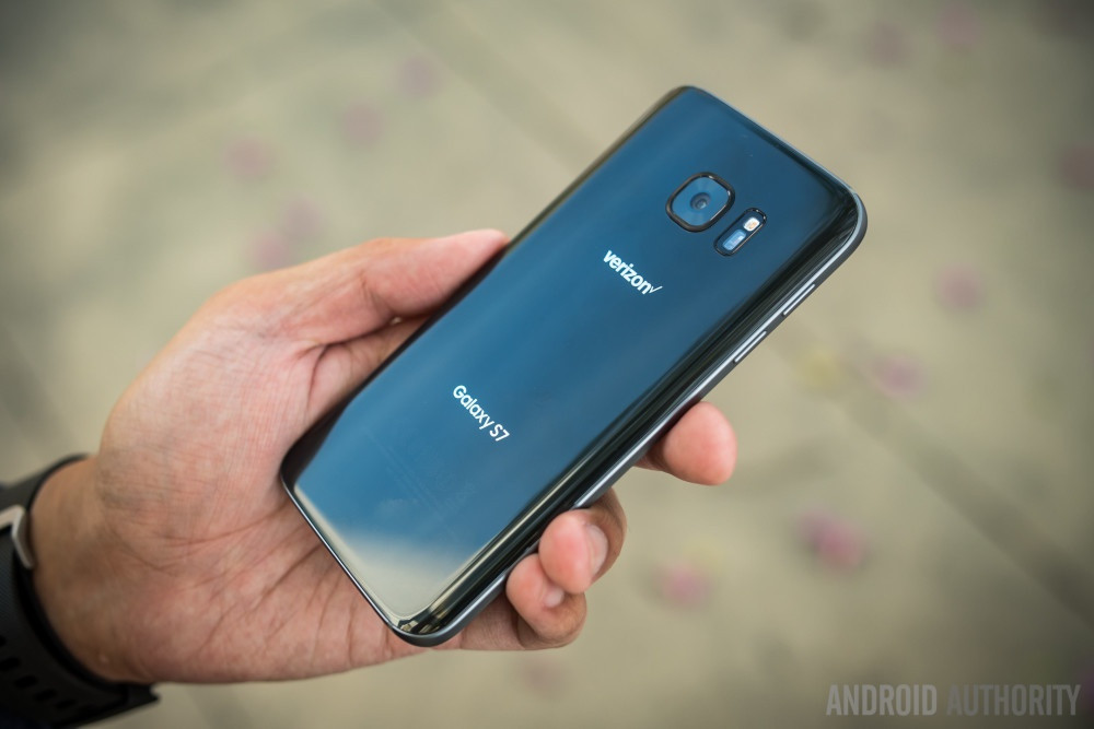 Một năm sau, Galaxy S7 ra mắt để khắc phục những sai lầm trên S6 khi Samsung mang trở lại khe thẻ nhớ microSD, khả năng chống nước và đặc biệt là kích thước của S7 edge lớn hơn S7 để người dùng cảm thấy xứng đáng với mức giá đắt hơn. Thiết kế chung của Galaxy S7 tương tự S6, chỉ khác ở camera sau không còn lồi lên nhiều. Ảnh: Android Authority.