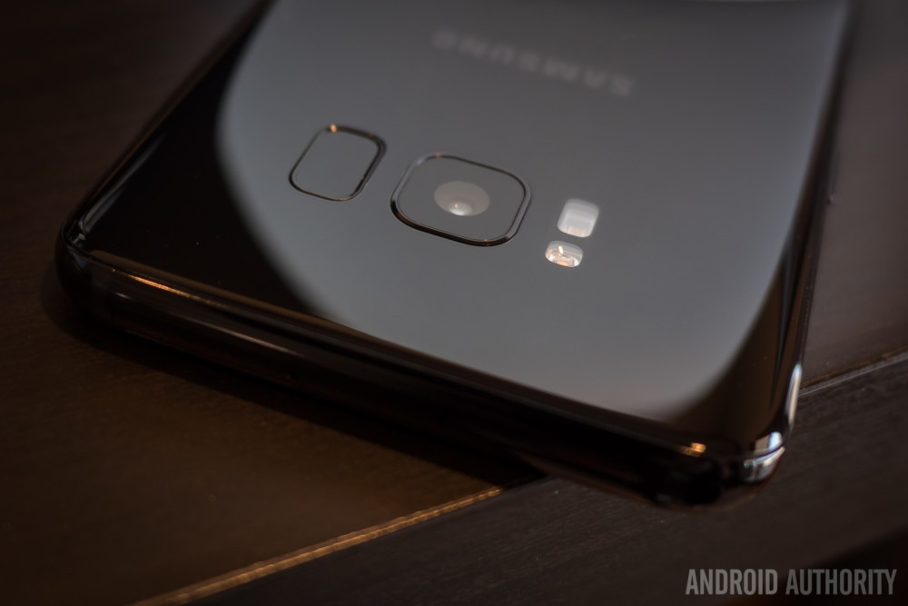 Để đánh đổi với màn hình Infinity Display, Samsung đã đặt cảm biến vân tay của S8 theo cách không giống ai: mặt lưng, kế bên cụm camera. Rất nhiều chỉ trích nhắm vào cảm biến này do vị trí cao, dễ chạm nhầm gây bẩn camera. Đây cũng là smartphone đầu tiên tích hợp trợ lý ảo Bixby do chính Samsung phát triển, dù đến nay trợ lý này vẫn chưa đủ sức cạnh tranh với Apple hay Google. Giá bán của Galaxy S8 vào thời điểm đó là 750 USD, còn S8+ là 850 USD. Ảnh: Android Authority.