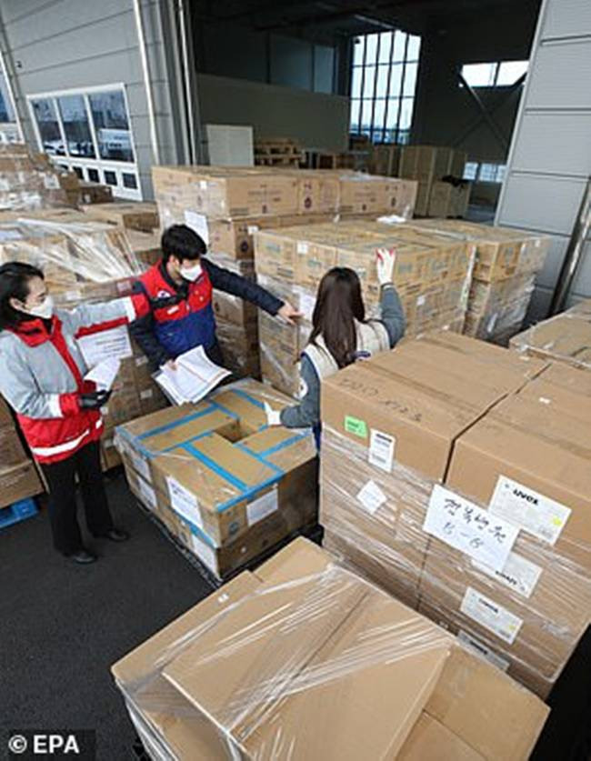 Ngoài ra, tỷ phú này cũng ủng hộ 1 triệu khẩu trang cho Hàn Quốc chống dịch Covid-19. 