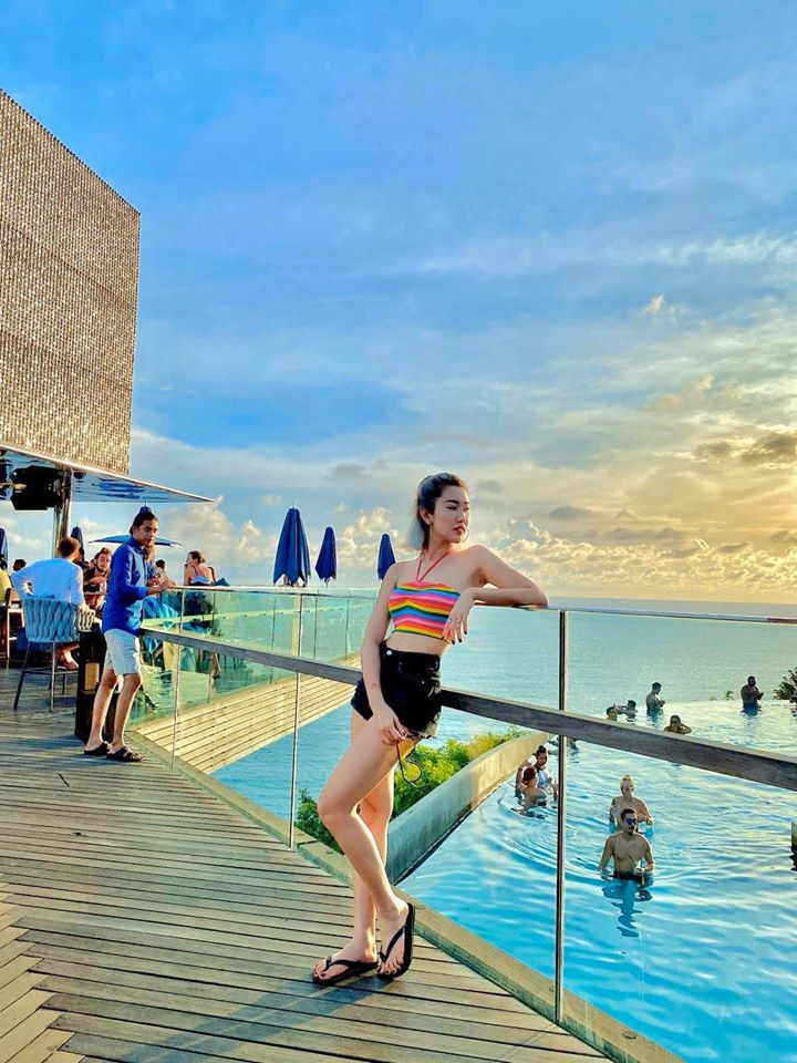 Còn với “Gạo nếp gạo tẻ 2”, Thúy Ngân phải đảm nhiệm 3 vai trong cùng một bộ phim. Cô cũng gặp không ít khó khăn và áp lực khi diễn “Gạo nếp gạo tẻ 2” bởi ở phần hai này “Gạo nếp gạo tẻ” sẽ là một câu chuyện gia đình hoàn toàn mới về tạo hình, tính cách, tâm lý của cả 3 nhân vật mà Thúy Ngân đảm nhận.