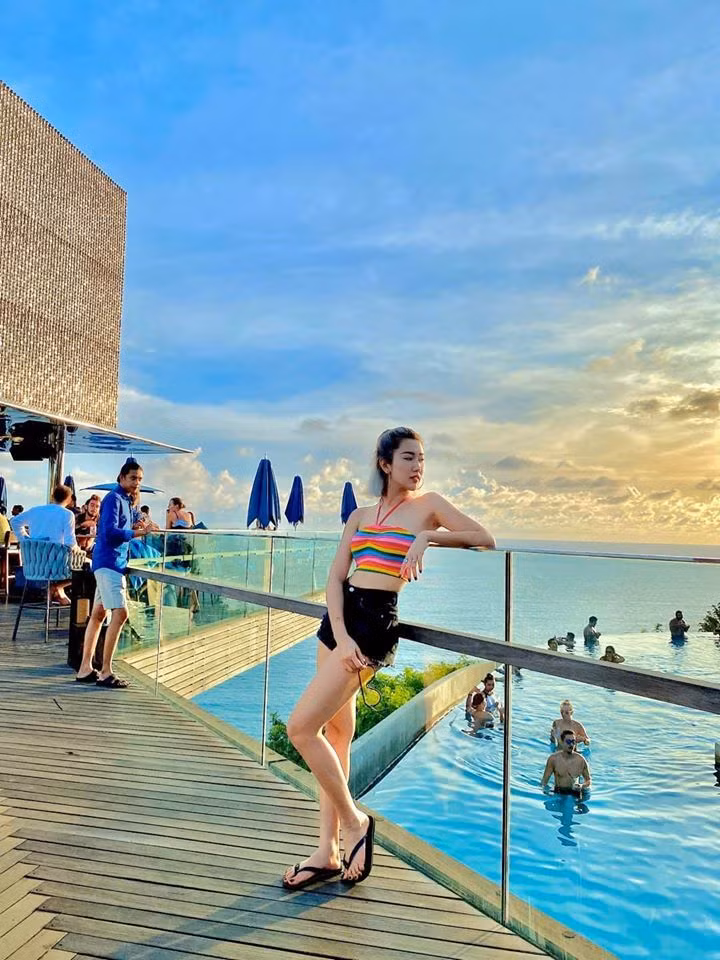 Còn với “Gạo nếp gạo tẻ 2”, Thúy Ngân phải đảm nhiệm 3 vai trong cùng một bộ phim. Cô cũng gặp không ít khó khăn và áp lực khi diễn “Gạo nếp gạo tẻ 2” bởi ở phần hai này “Gạo nếp gạo tẻ” sẽ là một câu chuyện gia đình hoàn toàn mới về tạo hình, tính cách, tâm lý của cả 3 nhân vật mà Thúy Ngân đảm nhận.