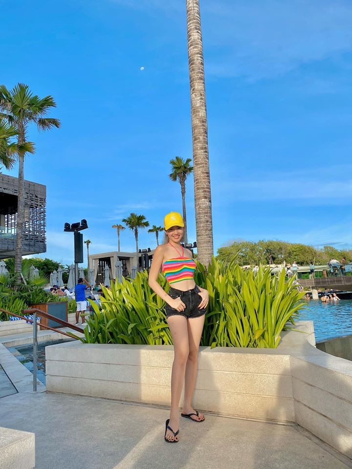 Thúy Ngân cho hay “7 Nụ cười Xuân” là chương trình yêu thích của cô từ lâu, năm nay được tham gia, cô cảm thấy rất vinh dự và hạnh phúc. Cô cũng gửi lời cảm ơn đến khán giả đã yêu thương Gia đình 7 nụ, yêu thương cô em út Thuý Ngân.