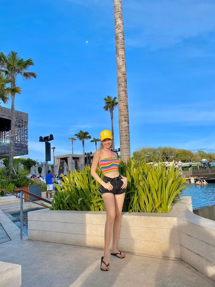 Thúy Ngân cho hay “7 Nụ cười Xuân” là chương trình yêu thích của cô từ lâu, năm nay được tham gia, cô cảm thấy rất vinh dự và hạnh phúc. Cô cũng gửi lời cảm ơn đến khán giả đã yêu thương Gia đình 7 nụ, yêu thương cô em út Thuý Ngân.