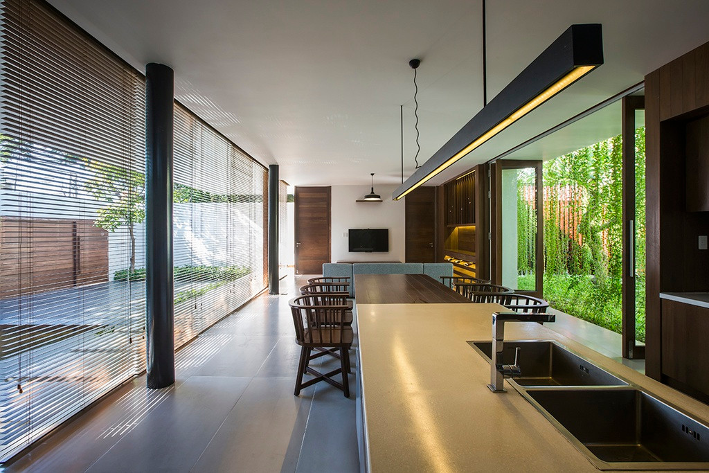 Bàn ăn nối tiếp đảo bếp tạo nên không gian rộng rãi thoải mái cho người nội trợ.