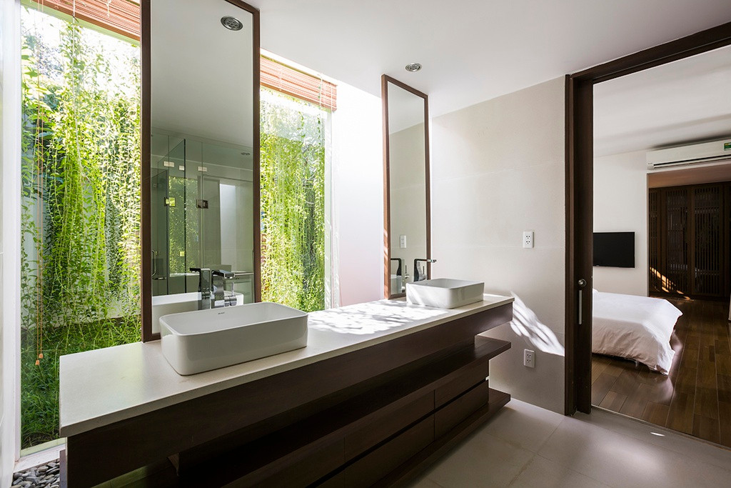 Các phòng trong nhà đều có view sân vườn nhờ thiết kế “hộc kéo” kể cả nhà tắm cũng được đầu tư view đẹp.