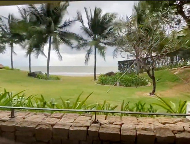 Không chỉ tọa lạc ở vị trí đắc địa, căn biệt thự còn vô cùng bề thế với thiết kế ấn tượng. Căn biệt thự sử dụng nhiều vách kính để đón ánh nắng tự nhiên, khiến cho không gian thoáng đãng và tầm nhìn được mở rộng 