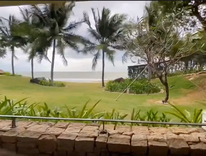 Không chỉ tọa lạc ở vị trí đắc địa, căn biệt thự còn vô cùng bề thế với thiết kế ấn tượng. Căn biệt thự sử dụng nhiều vách kính để đón ánh nắng tự nhiên, khiến cho không gian thoáng đãng và tầm nhìn được mở rộng 