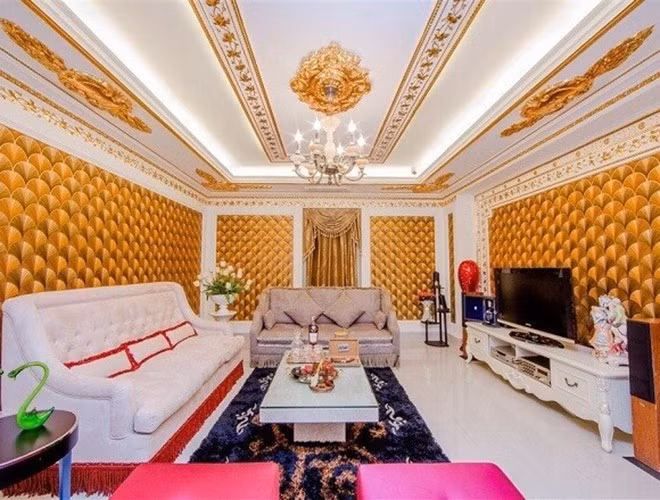 Tổng diện tích nhà, kể cả sân vườn là 600m2. Căn nhà có 2 cổng ra vào ở hai mặt tiền, được thiết kế giống nhau. Bên trong, nội thất lấy tông vàng sang trọng làm màu chủ đạo 