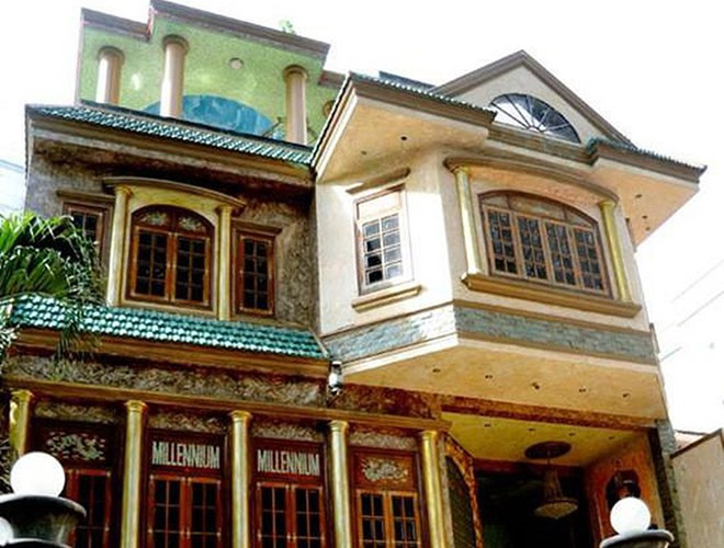 Căn biệt thự Thiên niên kỷ của danh ca Ngọc Sơn nằm trên đường Sương Nguyệt Ánh (quận 1, TP.HCM). Nhìn từ bên ngoài, biệt thự của Ngọc Sơn thu hút mọi ánh nhìn bởi sự bề thế, dáng vẻ cổ kính, uy nghi 