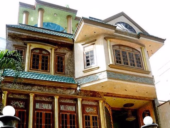 Căn biệt thự Thiên niên kỷ của danh ca Ngọc Sơn nằm trên đường Sương Nguyệt Ánh (quận 1, TP.HCM). Nhìn từ bên ngoài, biệt thự của Ngọc Sơn thu hút mọi ánh nhìn bởi sự bề thế, dáng vẻ cổ kính, uy nghi 