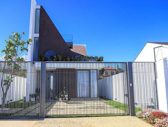 Biệt thự có không gian rộng rãi và thiết kế sang trọng, hiện đại, "không đụng hàng". 90% căn biệt thự này đều bằng gỗ với nhiều phòng ngủ, ban công và đặc biệt là ngôi nhà có view nhìn thẳng xuống hồ rất thơ mộng