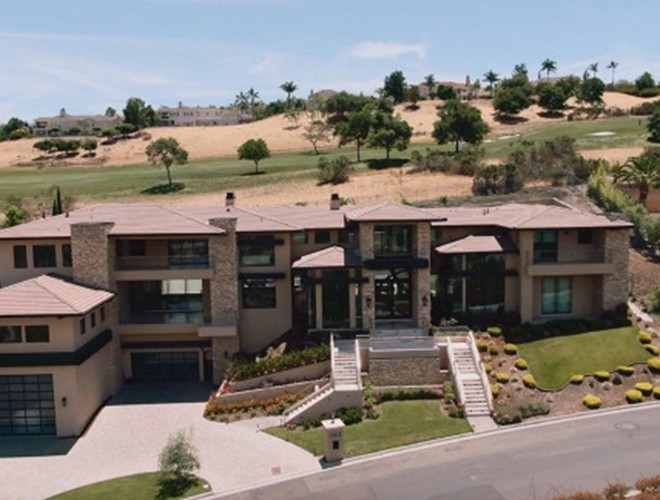 Ở tuổi 44, nam ca sĩ Đan Trường khiến nhiều người ngưỡng mộ vì có một gia đình hạnh phúc bên vợ và con trai, thành công trong sự nghiệp và sở hữu khối tài sản "kếch xù", trong đó bao gồm căn biệt thự triệu đô tại San Jose, California (Mỹ) 