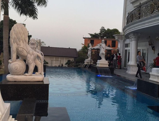 Ngôi nhà này được gia đình cô dát vàng. Bên cạnh đó, toàn bộ nội thất được thiết kế theo phong cách hoàng gia. Từ phòng khách, phòng ngủ đến phòng ăn... đều được trang trí lộng lẫy 