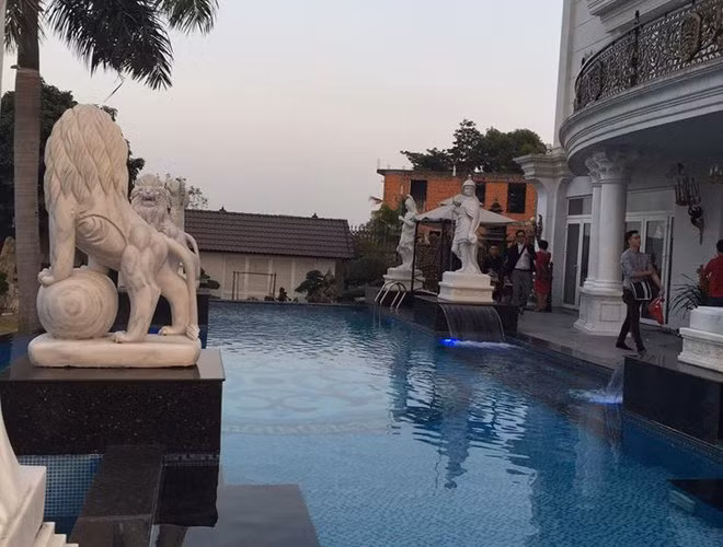 Ngôi nhà này được gia đình cô dát vàng. Bên cạnh đó, toàn bộ nội thất được thiết kế theo phong cách hoàng gia. Từ phòng khách, phòng ngủ đến phòng ăn... đều được trang trí lộng lẫy 