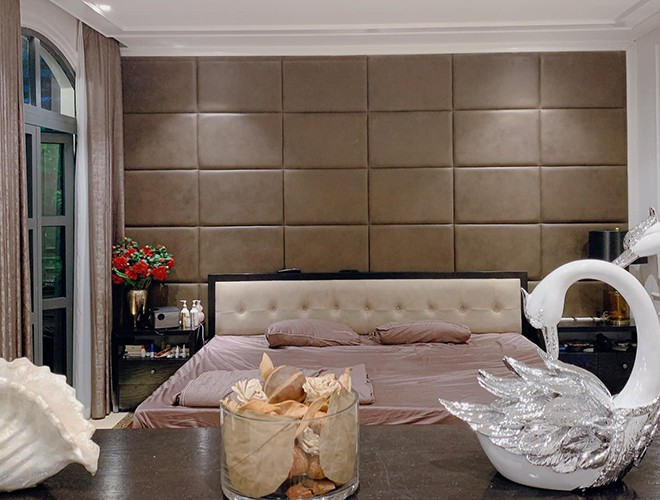 Biệt thự được thiết kế theo phong cách hiện đại với tông màu trắng là chủ đạo. Nội thất trong căn nhà được làm bằng gỗ cao cấp