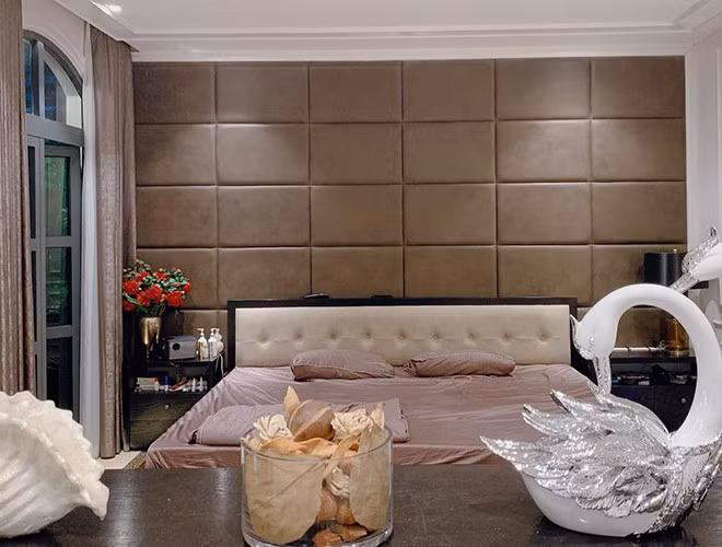 Biệt thự được thiết kế theo phong cách hiện đại với tông màu trắng là chủ đạo. Nội thất trong căn nhà được làm bằng gỗ cao cấp