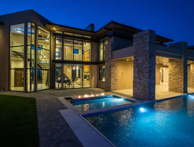 Căn biệt thự của vợ chồng Đan Trường - Thủy Tiên phải mất 3 năm để hoàn thiện. Vì ngôi nhà quá lớn nên gia đình anh khá khó khăn để trang trí nội thất. Màu chủ đạo của căn nhà là màu đen, nâu và kem