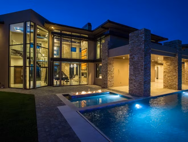 Căn biệt thự của vợ chồng Đan Trường - Thủy Tiên phải mất 3 năm để hoàn thiện. Vì ngôi nhà quá lớn nên gia đình anh khá khó khăn để trang trí nội thất. Màu chủ đạo của căn nhà là màu đen, nâu và kem