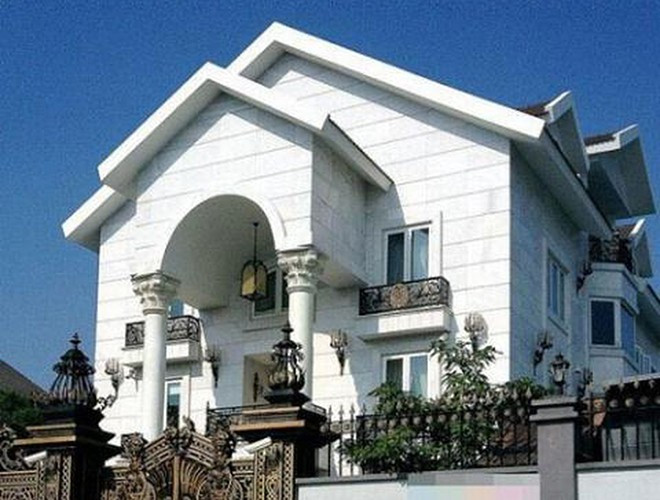 Căn biệt thự trắng của vợ chồng Tăng Thanh Hà - Louis Nguyễn nằm ở khu Thảo Điền, quận 2, TP.HCM với 3 mặt tiền, một mặt hướng ra sông, có diện tích khoảng 500m2