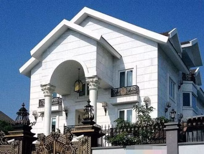 Căn biệt thự trắng của vợ chồng Tăng Thanh Hà - Louis Nguyễn nằm ở khu Thảo Điền, quận 2, TP.HCM với 3 mặt tiền, một mặt hướng ra sông, có diện tích khoảng 500m2
