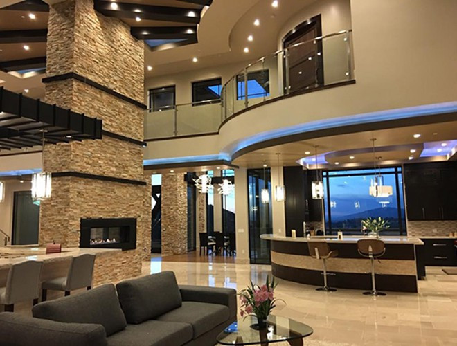 Với mục đích có được không gian sống tiện nghi nhất có thể, vợ chồng ca sĩ Đan Trường đã thiết kế tỉ mỉ từ phòng khách, nhà bếp tới quầy bar cho khách, phòng chiếu phim, khu vực BBQ ngoài trời, hồ bơi... Căn nhà sang trọng không kém khách sạn 5 sao của nam ca sĩ có thể chứa được 200-250 vị khách 