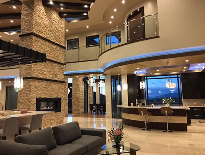 Với mục đích có được không gian sống tiện nghi nhất có thể, vợ chồng ca sĩ Đan Trường đã thiết kế tỉ mỉ từ phòng khách, nhà bếp tới quầy bar cho khách, phòng chiếu phim, khu vực BBQ ngoài trời, hồ bơi... Căn nhà sang trọng không kém khách sạn 5 sao của nam ca sĩ có thể chứa được 200-250 vị khách 