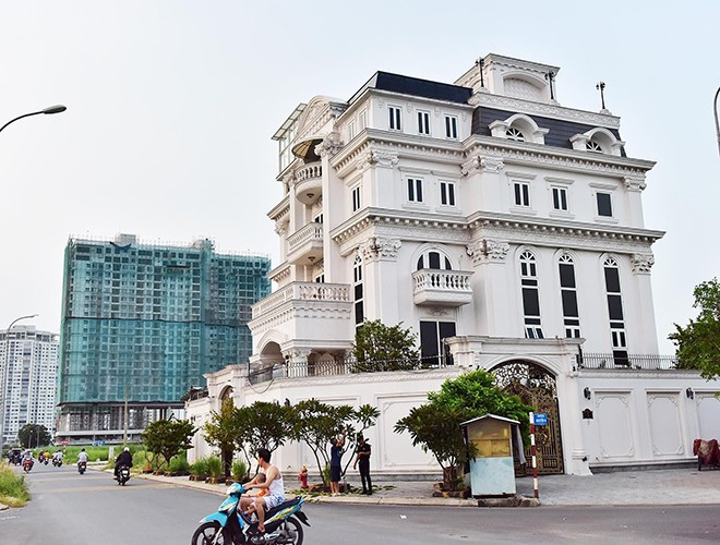 Căn biệt thự của Lý Nhã Kỳ tọa lạc tại khu dân cư Thảo Điền, quận 2 - một trong những vị trí đắt đỏ tại TP. HCM. Nhìn từ bên ngoài, biệt thự của người đẹp không khác gì lâu đài hoàng gia thời xưa