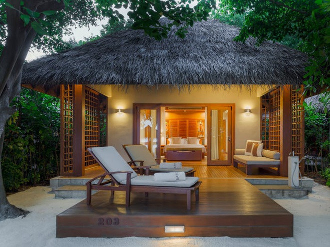Khu resort này được chia thành nhiều loại nhà ở khác nhau, mỗi căn đều có đầy đủ các tiện nghi như hiên nhà, nơi tắm nắng, quầy bar thu nhỏ, và buồng tắm ngoài trời.