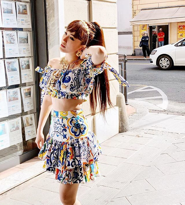 Cả hai cũng có một bữa ăn lãng mạn kỷ niệm 1 tháng ngày cưới ở một nơi xa.