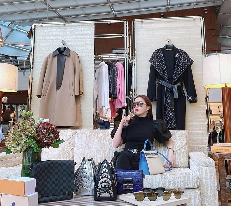 "Lần đầu tiên trong đời đi shopping mà xỉn. Mình rất ấn tượng với cách phục vụ ở đây và sẽ sớm quay lại trong mùa tiếp theo nha", nữ ca sĩ chia sẻ cảm nghĩ khi đi mua sắm tại hãng Louis Vuitton.