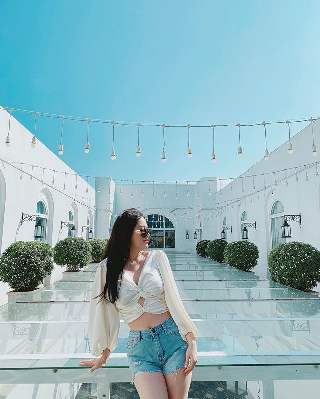 Cô thoải mái tận hưởng cuộc sống với những chuyến đi.