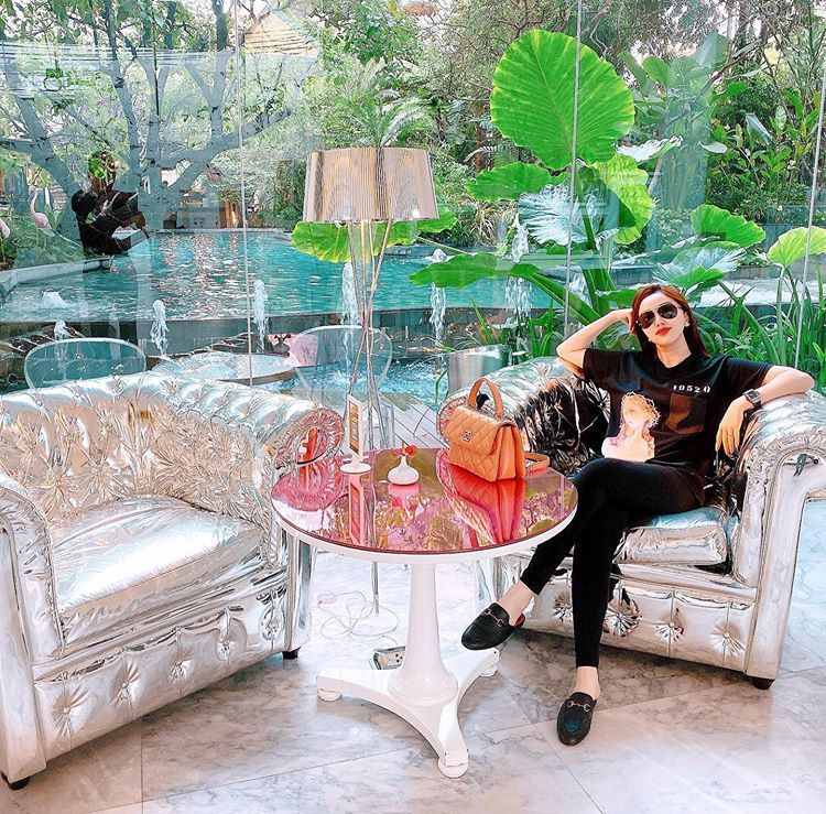 "Kể từ ngày ấy cuộc sống thay đổi hẳn!Dạo này hết đau dạ dày, sức khoẻ cũng tốt hơn rất nhiều do giờ sinh học đã được điều chỉnh lại. Thích up hình FB, insta lúc nào thì up không cần bận tâm giờ hot hay bao nhiêu like nữa, thích gì ăn đó không cần ăn kiêng. Thích đi đâu mai xách vali lên đi liền. Đặc biệt, mình đã đi du lịch riêng 2 mình rồi chứ trước đây toàn 5 mình trở lên", Bảo Thy chia sẻ về cuộc sống hậu hôn nhân.