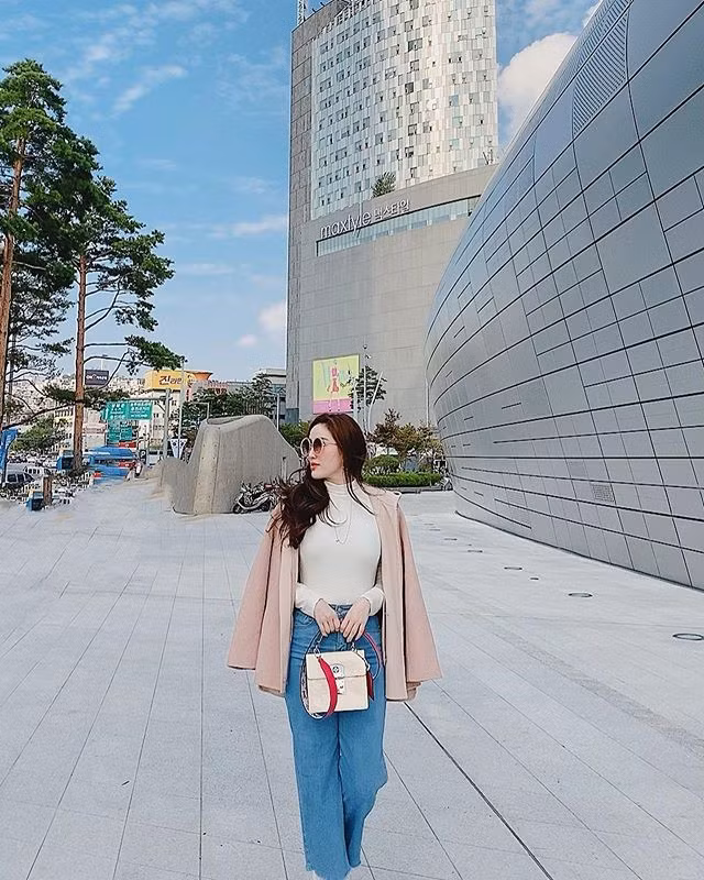 Cô thường xuyên đăng tải những hình ảnh đi du lịch khắp nơi cùng ông xã. Đó là cuộc sống mà nhiều phụ nữ mong muốn. Tuy không đăng nhiều hình có mặt chồng nhưng Bảo Thy cho thấy, cô đang vô cùng hạnh phúc với cuộc sống hiện tại.