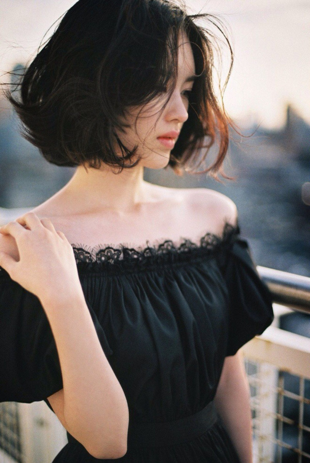 Không dừng lại với vai trò người mẫu, Yoon Seon Young đang bắt đầu theo đuổi sự nghiệp diễn xuất. Gương mặt xinh đẹp cùng thân hình chuẩn mẫu giúp mỹ nhân 28 tuổi được kỳ vọng sẽ tiến xa hơn trong tương lai.