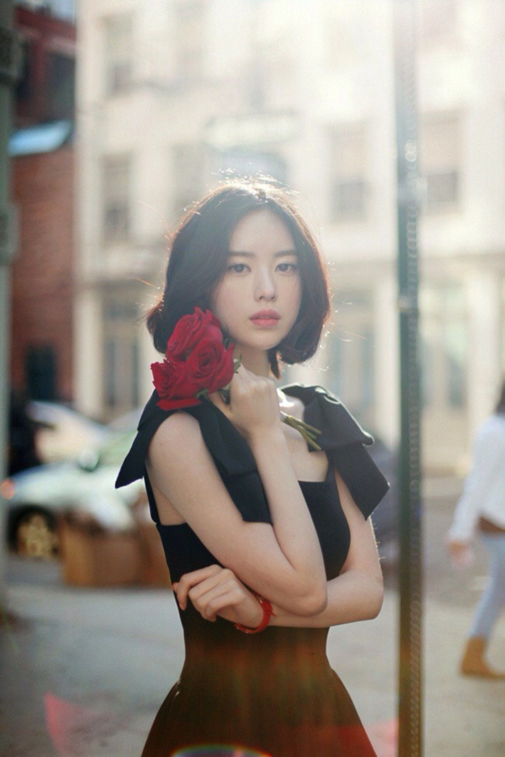 Nhờ sở hữu chiều cao 1,68 m, vẻ đẹp nhẹ nhàng cùng khí chất thanh tao, Yoon Seon Young nhanh chóng nổi tiếng trên cộng đồng mạng và giới trẻ Hàn Quốc. Nhờ vẻ đẹp thanh khiết, tinh khôi, Seon Young được khán giả ưu ái gọi là “thiên thần xinh đẹp” hay "thần tiên tỷ tỷ"...