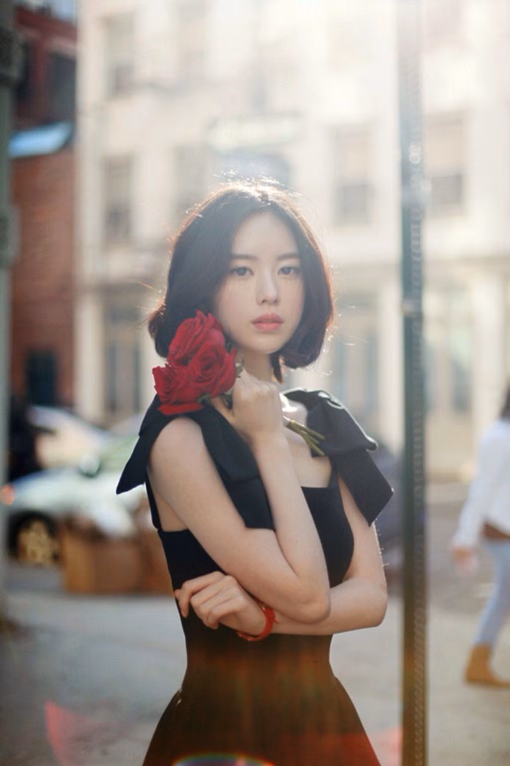 Nhờ sở hữu chiều cao 1,68 m, vẻ đẹp nhẹ nhàng cùng khí chất thanh tao, Yoon Seon Young nhanh chóng nổi tiếng trên cộng đồng mạng và giới trẻ Hàn Quốc. Nhờ vẻ đẹp thanh khiết, tinh khôi, Seon Young được khán giả ưu ái gọi là “thiên thần xinh đẹp” hay "thần tiên tỷ tỷ"...