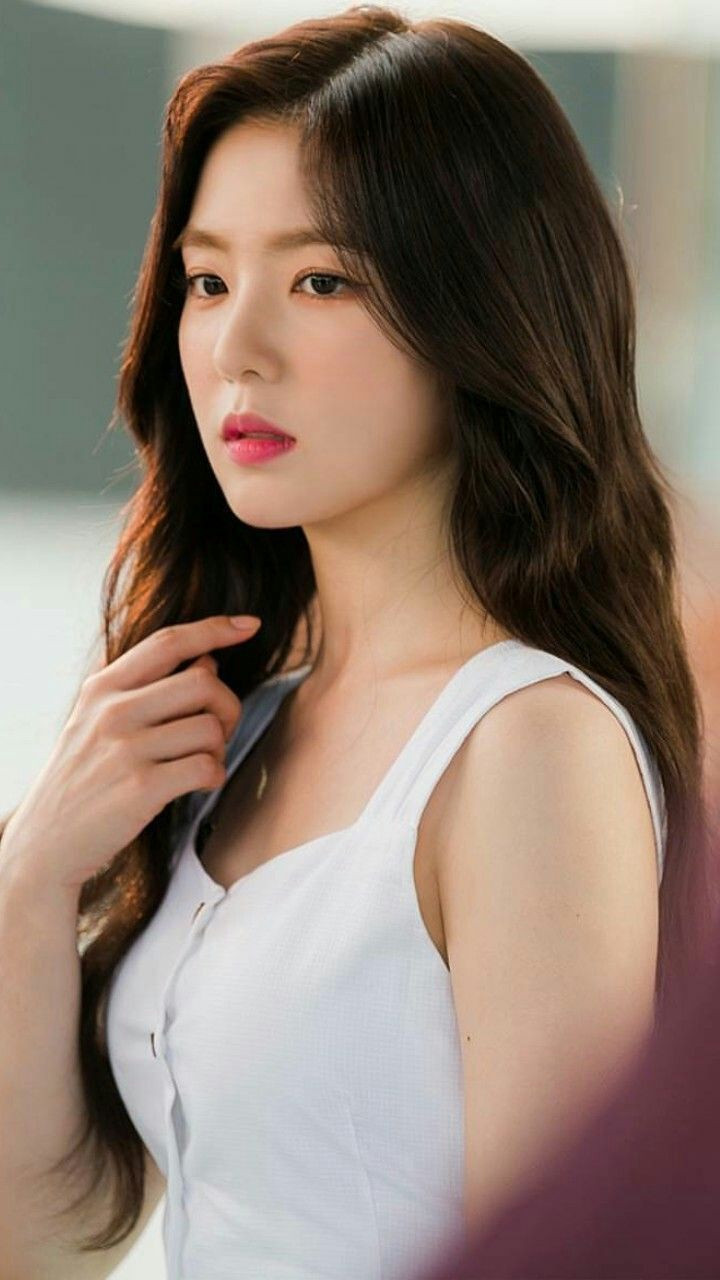 Không chỉ có gương mặt được các chuyên gia thẩm mỹ đánh giá đạt chuẩn tỷ lệ vàng, Irene còn ghi điểm nhờ phong thái nhẹ nhàng, chuẩn mực và cách ứng xử điềm đạm, khéo léo. Bên cạnh đó, tính cách chu đáo, luôn quan tâm đến mọi người xung quanh cũng giúp mỹ nhân nhà SM để lại hình ảnh đẹp trong mắt đồng nghiệp cũng như người hâm mộ. Bởi vậy, Irene không chỉ được phái nam yêu mến mà còn sở hữu lượng fan nữ đông đảo bậc nhất Kpop.