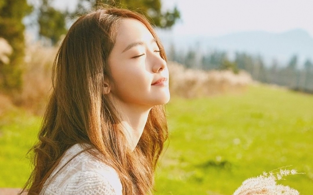 Yoona: Nữ thần tượng sinh năm 1990 được nhận xét có vẻ ngoài trong sáng, thuần khiết và tính cách hoạt bát, luôn thân thiện với mọi người xung quanh. Dù là idol nổi tiếng hàng đầu Kpop, nữ ca sĩ vẫn luôn được khen ngợi vì lối sống giản dị, đời thường.