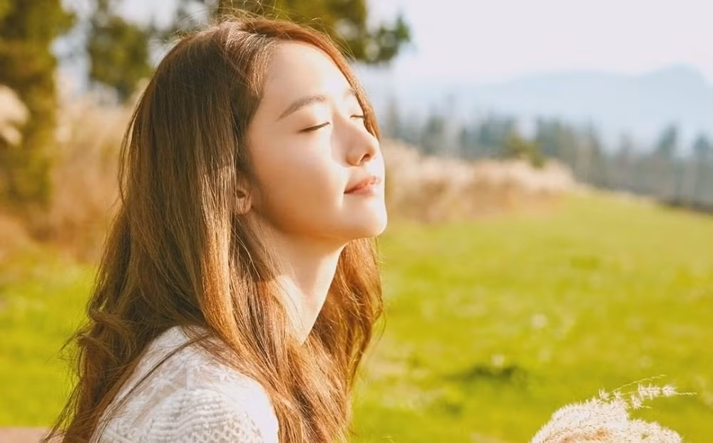 Yoona: Nữ thần tượng sinh năm 1990 được nhận xét có vẻ ngoài trong sáng, thuần khiết và tính cách hoạt bát, luôn thân thiện với mọi người xung quanh. Dù là idol nổi tiếng hàng đầu Kpop, nữ ca sĩ vẫn luôn được khen ngợi vì lối sống giản dị, đời thường.
