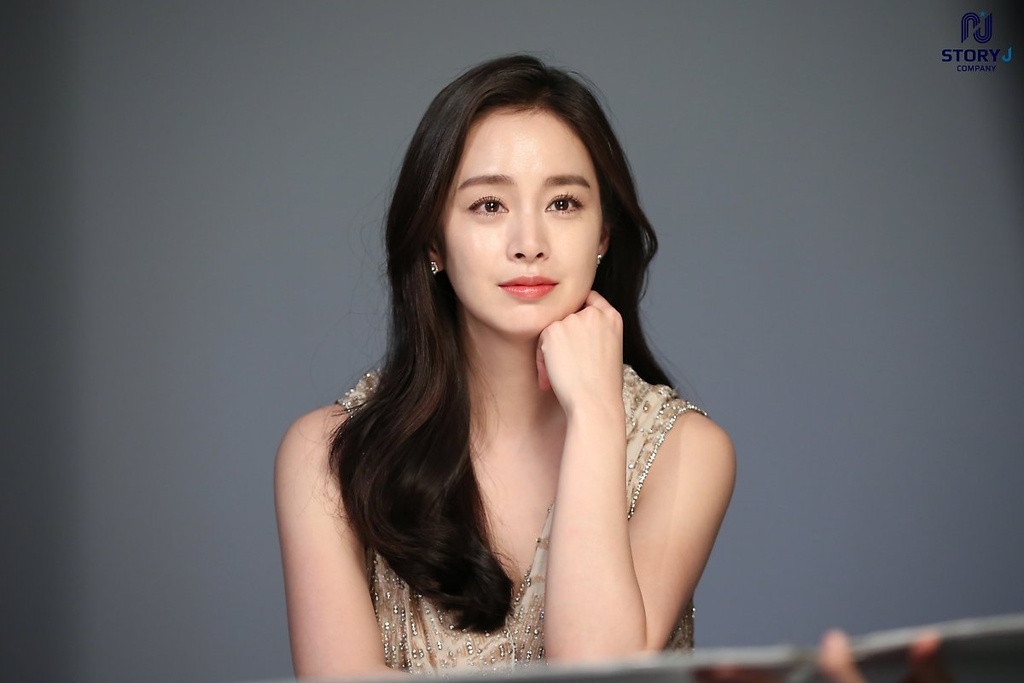 Kim Tae Hee: Xuất thân trong một gia đình "danh gia vọng tộc" với học thức đáng ngưỡng mộ khi tốt nghiệp tại một trường đại học danh tiếng, Kim Tae Hee là nữ thần trong mộng của phái nam xứ kim chi. Bên cạnh đó, cô còn sở hữu vẻ ngoài xinh đẹp, được đánh giá là tường thành nhan sắc của Kbiz. Với tính cách hiền dịu, nhã nhặn và lối sống kín đáo, bà xã Bi Rain xứng đáng được coi là thần tiên tỷ tỷ của showbiz Hàn .