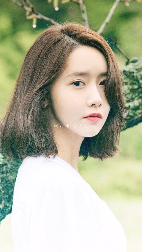 Nhan sắc và phong thái thanh tao, nhẹ nhàng khiến Yoona luôn được người hâm mộ ưu ái gọi là thần tiên tỷ tỷ. Đôi mắt trong sáng, sóng mũi dọc dừa và bờ môi chúm chím luôn khiến Yoona thu hút sự chú ý của công chúng mỗi khi xuất hiện. Không chỉ vậy, vóc dáng mảnh mai và phong cách thời trang dịu dàng, nữ tính càng giúp tôn lên vẻ ngoài của thành viên nhóm SNSD.