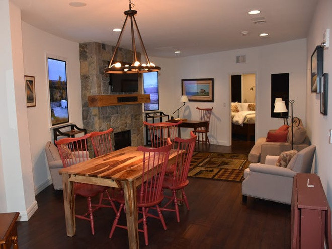 Một căn hộ với 3 phòng ngủ, 2 phòng tắm, 1 nhà bếp, và 1 phòng ăn hiện được niêm yết với giá 2,4 triệu USD.